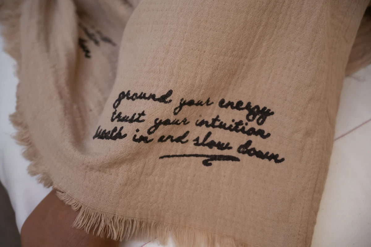 Detail van de handgeschreven tekst en franjes