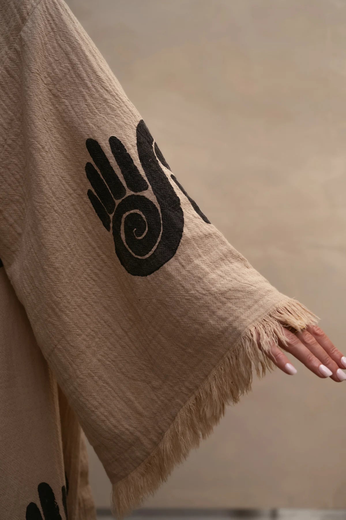 Detail van de handprint op de mouw