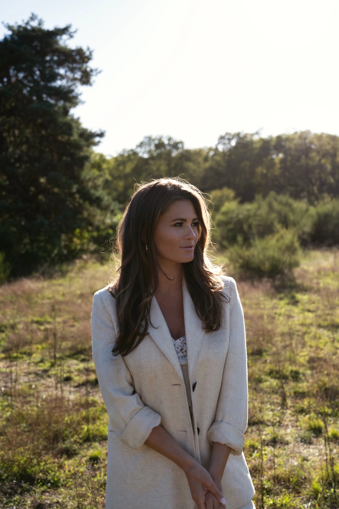 Portret van Michelle buiten met lichte blazer